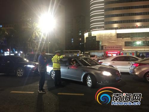 中国侨网2月22日夜里，交警仍在路上为旅客指挥交通。南海网记者 周静泊 摄