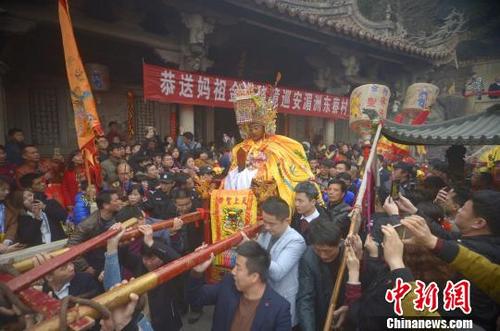 中国侨网图为妈祖金身在祖庙出发。　吕明　摄