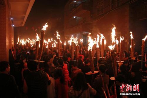 中国侨网2月24日（农历正月初九）晚，上万名男女老少聚集在福建晋江永和镇山前村，共同迎接村里延续了300多年的传统民俗节日——“火把节”。戴雅蓉 摄