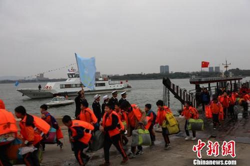 中国侨网开学首日 广东佛山南海海事部门贴心护航“学生渡”。 张涛 摄