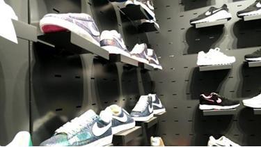 中国侨网在一间藏身民宅的售假档口内，摆满了各种高仿的名牌鞋。