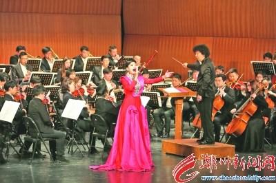 中国侨网图为珠江交响乐团的艺术家们用他们精湛的技艺，为现场观众献上一场视听盛宴。 本报记者 陈宏文 摄 