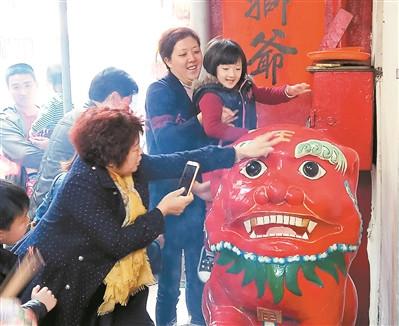 中国侨网行彩桥、摸石狮是揭阳民众庆元宵活动中的一项传统民俗文化活动。
