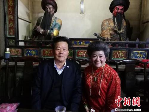 中国侨网湄洲祖庙董事长林金榜（左）与新加坡万天府宫主蔡亚桦。林群华摄