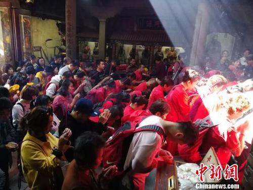 中国侨网新加坡进香团拜谒妈祖。林群华摄