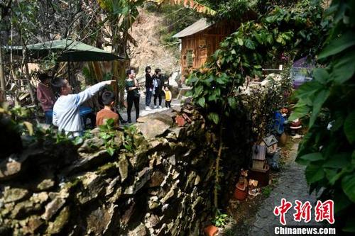 中国侨网坐落在半山腰的“灰姑娘”童话屋吸引了很多游客。　吕明　摄