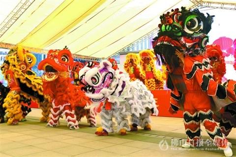 中国侨网群狮贺岁闹元宵。