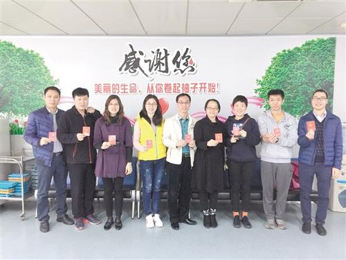 中国侨网江门市卫计局领导干部献血合影。