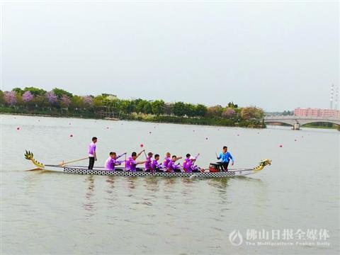 中国侨网昨日（5日），乐从罗浮宫龙舟队到达东莞，并下水进行训练。/受访者提供
