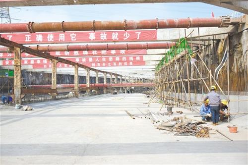 中国侨网茶坑下沉式隧道全长560米，是江门大道的控制性工程，目前已完成总体进度的60%。图为工人正在绑扎钢筋。 江门日报记者 胡涛 摄