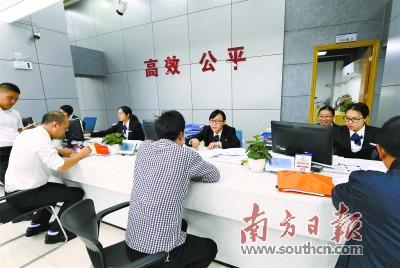中国侨网蓬江区企业法人邑门式服务中心整合19个部门的涉企事项，让企业办事更方便。  杨兴乐 摄