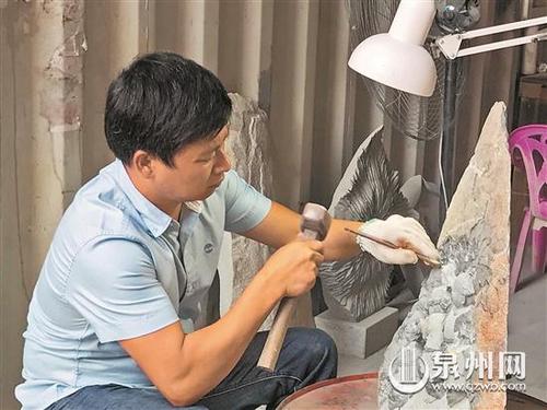 中国侨网作为南派石雕传承人,王向明力求把每一件作品做成精品。 (和祥 供图)