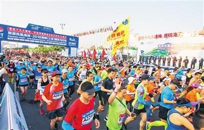 中国侨网海南（三亚）国际马拉松参赛选手从起跑点出发。 本报记者 武威 摄