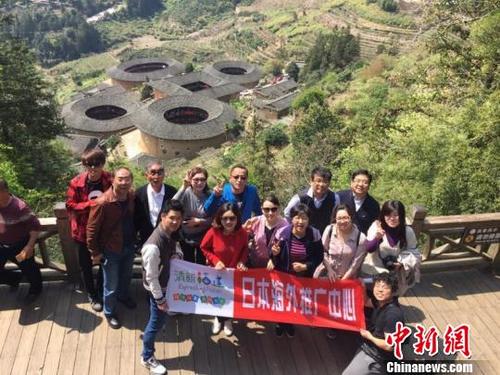 中国侨网日本旅行商组团考察福建南靖土楼著名景点“四菜一汤”。　杨丽玉　摄