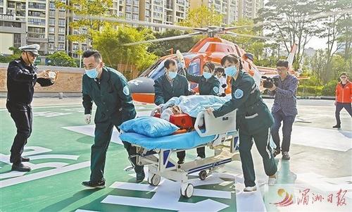 中国侨网图为直升机降落后，“伤者”被迅速转运抢救。湄洲日报记者 蔡昊　摄