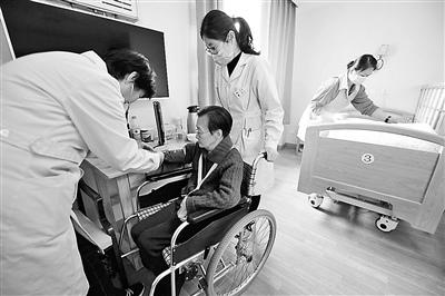 中国侨网老人正在社区卫生服务站接受医疗护理