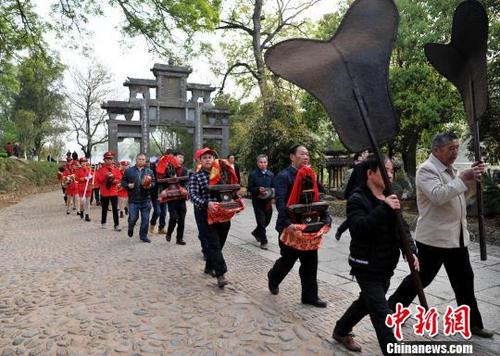 中国侨网3月17日,“游公太”队伍穿行在连城县宣和乡培田村。据了解,“游公太”源于明代,是在闽西连城、长汀一带流传的客家民俗盛会,以祭祀开闽王王审知为主题。史料记载,闽王王审知(862—925)是河南固始人,公元885年入闽先后任福建观察副使、威武军节度使,后梁封为闽王。清廉&