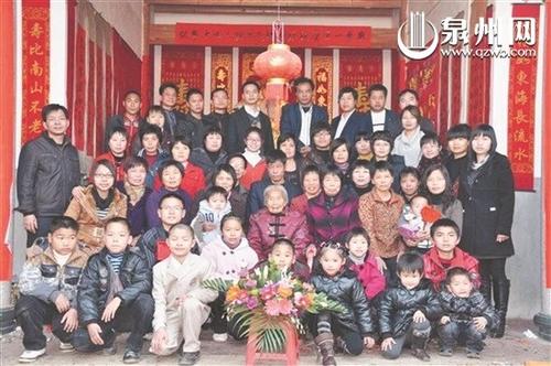 中国侨网胡美论一家人和家族成员合影