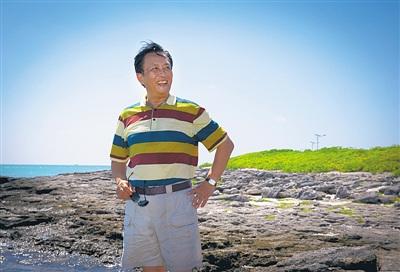 中国侨网二O一五年七月一日,唐国强重返《南海风云》拍摄地。 本报记者 宋国强 摄