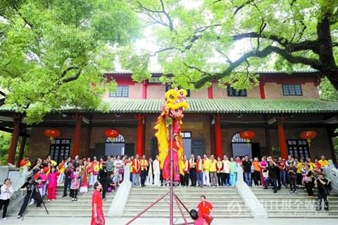 中国侨网昨日，精武会会馆庆祝仪式上，舞狮采青。