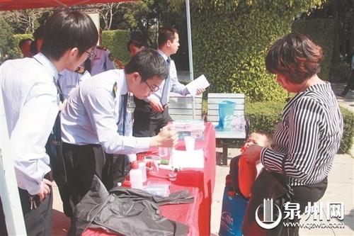 中国侨网工作人员对市民带来的井水进行检测 