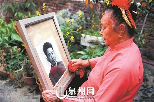 中国侨网每年清明,朱留石都会把这张从也门带过来的遗像轻轻擦拭。 陈晓东 文/图