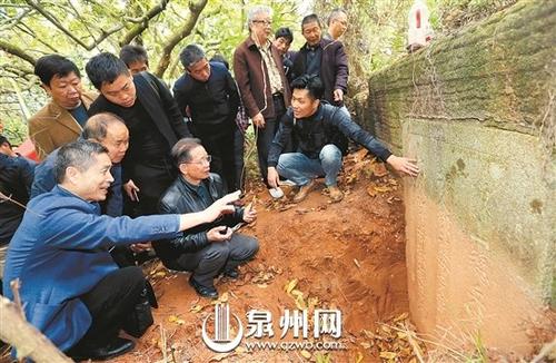 中国侨网泉州、温州、福鼎三地邓城后裔50多人，来到桃花山祭拜邓城。 