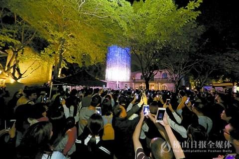 中国侨网水晶烟花华南首展在佛山岭南天地展出,现场观众纷纷用手机记录水晶烟花绽放一刻。/受访者提供