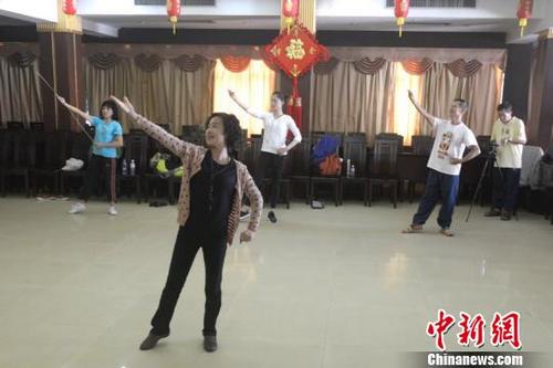 中国侨网雪隆海南会馆天后宫专程带来5位舞蹈老师，在福建湄洲特训4天3夜学习祭典舞蹈。　高亚成　摄