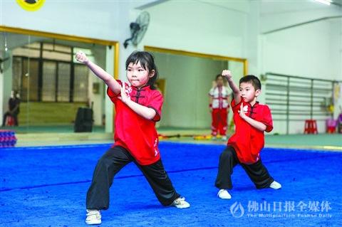 中国侨网幼儿演示《蔡李佛拳少儿教材》中的套路动作。/佛山日报记者王伟楠摄