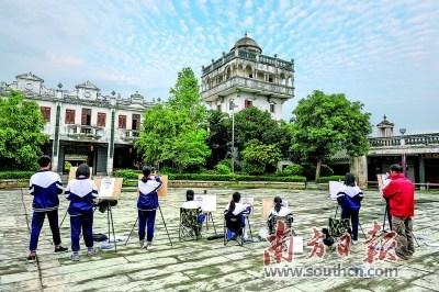 中国侨网教伦中学经常组织学生进行乡村碉楼写生创作。开平市教育局供图