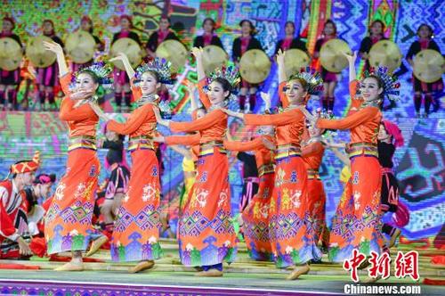 中国侨网图为开场歌舞《又是一年三月三》。　骆云飞　摄