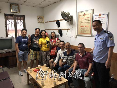 中国侨网钟勤芳(右三)找到邹冠辉(右二)后在派出所与民警合影。(梅县区警方提供)