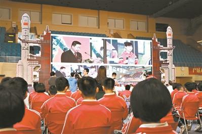 中国侨网同学们现场对话航天英雄杨利伟和陈冬。