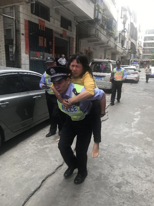 中国侨网民警身背患者下楼送治。