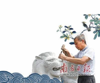 中国侨网五华石匠一手拿铁锤一手握铁皂，手工雕刻出活灵活现的石狮。