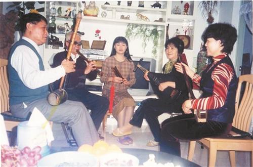 中国侨网郑芳卉（左三）和母亲吴淑珍（右二）正在弹唱南音。