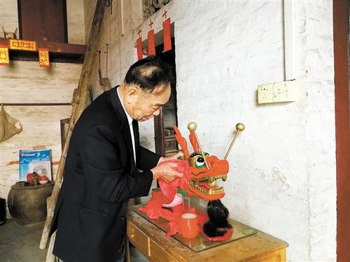 中国侨网邓锡康把自己珍藏的龙头“请”了出来。