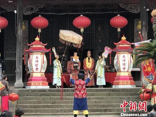 中国侨网日本长崎兴福寺每年春节长崎灯会时都举办“妈祖行列”活动，以隆重的仪式纪念妈祖神像的到来。（资料图片）　林文清　摄