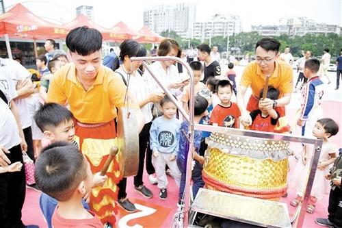 中国侨网小朋友们被龙狮文化节现场的鼓吸引了。许和发/摄