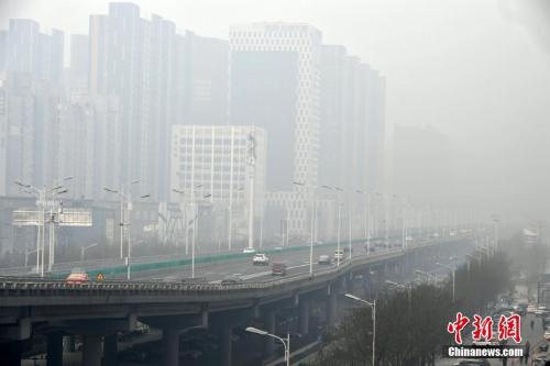 中国侨网图为石家庄一高架桥被雾霾笼罩。中新社记者 翟羽佳 摄