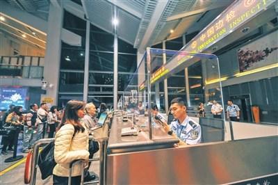 中国侨网资料图:5月2日,边检站工作人员在海口美兰国际机场为外国游客办理免签入境手续。 (《海南日报》记者 袁琛 摄)