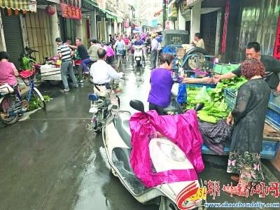 中国侨网摊贩占道经营，让原本狭窄的道路更加拥堵。 本报记者 庄园 摄