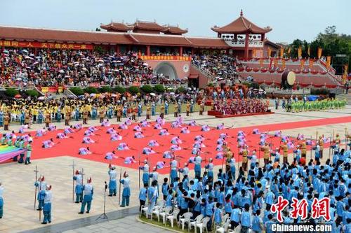 中国侨网图为春祭妈祖大典现场。　王东明　摄