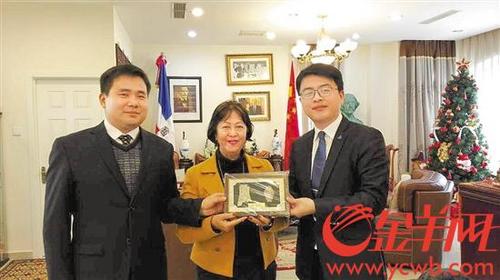 中国侨网吴玫瑰(中)积极与中国各界交流(受访者供图)