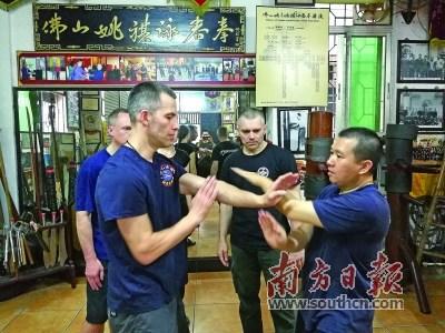 中国侨网咏春拳佛山市级非遗传承人姚忠强(右)与俄罗斯徒弟切磋武艺。受访者供图