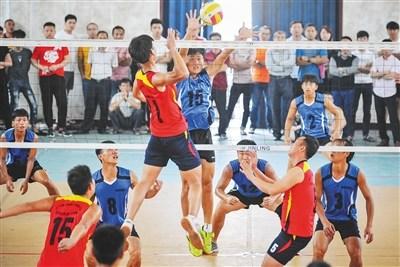 中国侨网在文昌,每逢节假日、喜庆日,排球赛必不可少。图为在文昌中学进行的排球赛。本报记者 袁琛 摄