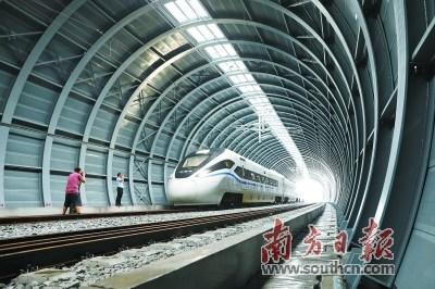 中国侨网全球首例拱形全封闭声屏障,使动车经过“小鸟天堂”时进入静音模式。 南方日报记者 张冠军 摄