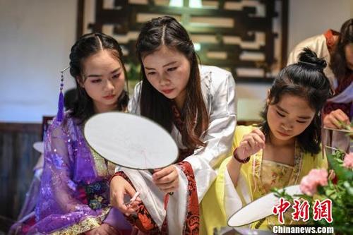 中国侨网绣娘们正在研究湘绣。　杨华峰　摄