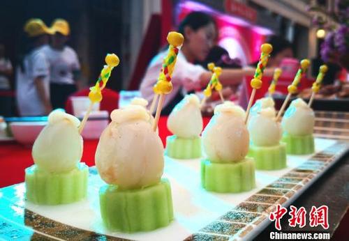 中国侨网图为“荔枝宴”上特色荔枝小吃。　尹海明　摄